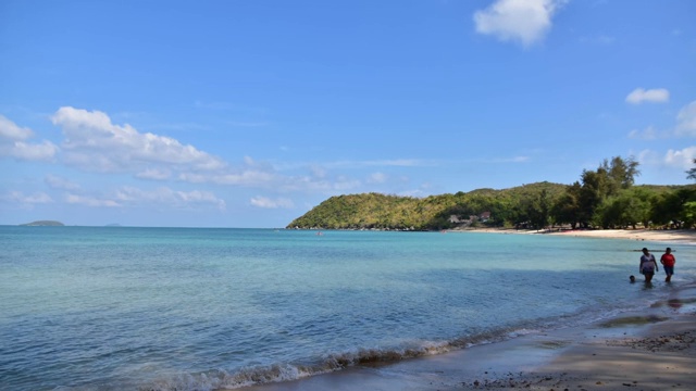 芭堤雅海滩海，海滩海在阳光下的夏天，旅游泰国春武里，美丽的海滩有kaew，有Sor春武里泰国视频素材