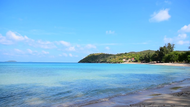 芭堤雅海滩海，海滩海在阳光下的夏天，旅游泰国春武里，美丽的海滩有kaew，有Sor春武里泰国视频素材