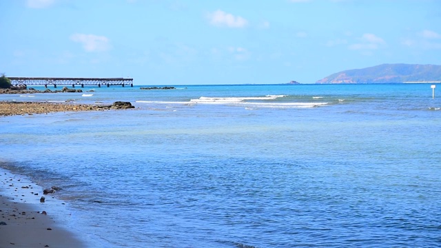 芭堤雅海滩海，海滩海在阳光下的夏天，旅游泰国春武里，美丽的海滩有kaew，有Sor春武里泰国视频素材