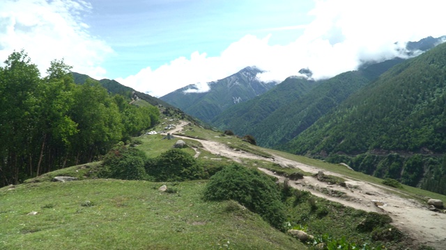 平盘景观:中国四川省四姑娘山国家公园海子谷四姑娘山区域内的山脉自然徒步景观视频素材