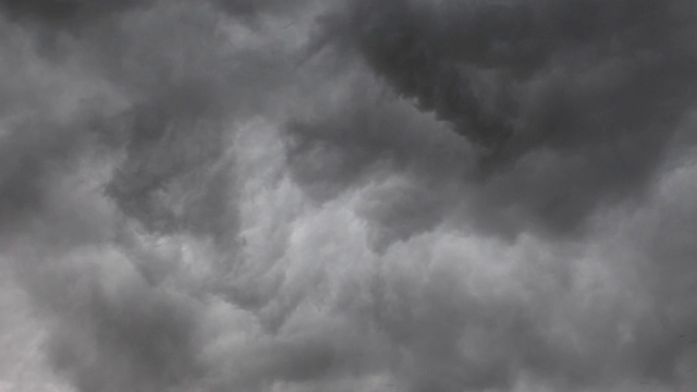 4k时间间隔的暗雷暴云遮蔽了阴沉的天空，用于背景设计视频素材