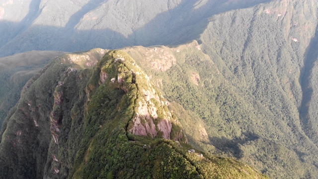 巴西南部最高的热带雨林山的徒步旅行路线，Pico Paraná视频素材