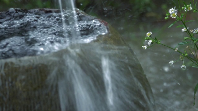 4K雨落在陶器上视频素材