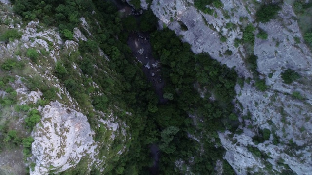 小溪流过高山视频素材