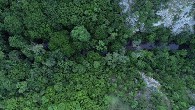 小溪流过山峦视频素材