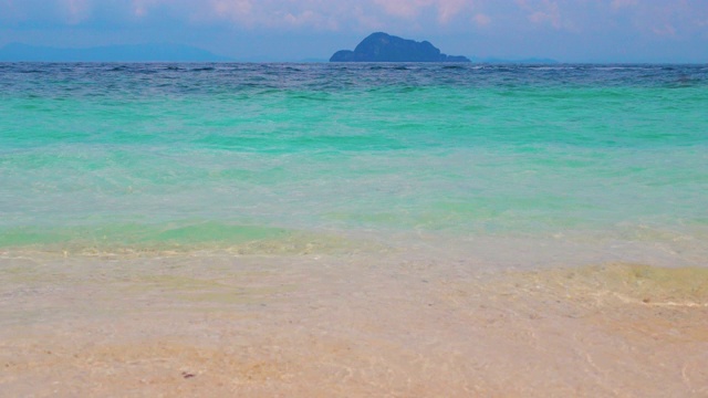 新鲜海滩，热带岛屿视频素材