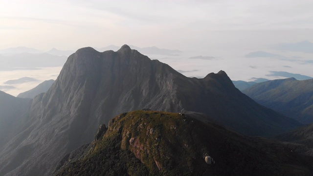 巴西南部最高的热带雨林山脉，皮科卡拉图瓦和皮科Paraná视频素材