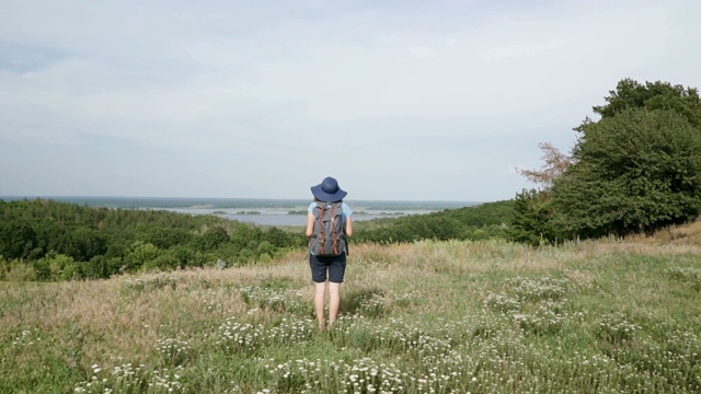 女性徒步旅行者在夏季徒步旅行。慢动作帧拍摄。视频素材