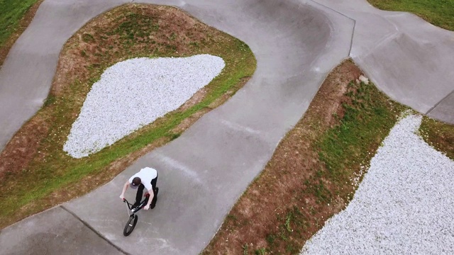 bmx泵轨道鸟瞰图视频素材