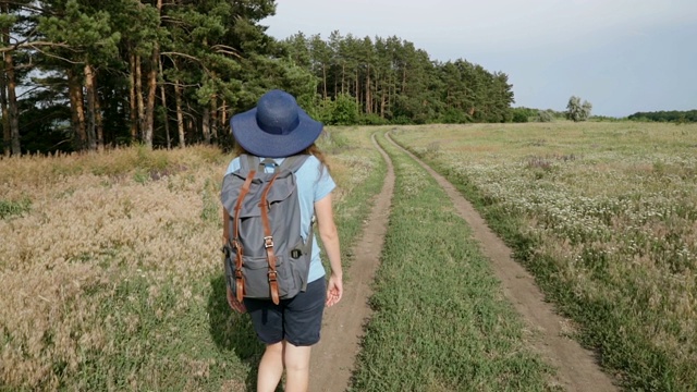 女性徒步旅行者在夏季徒步旅行。慢动作帧拍摄。视频素材