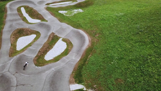 bmx泵轨道鸟瞰图视频素材