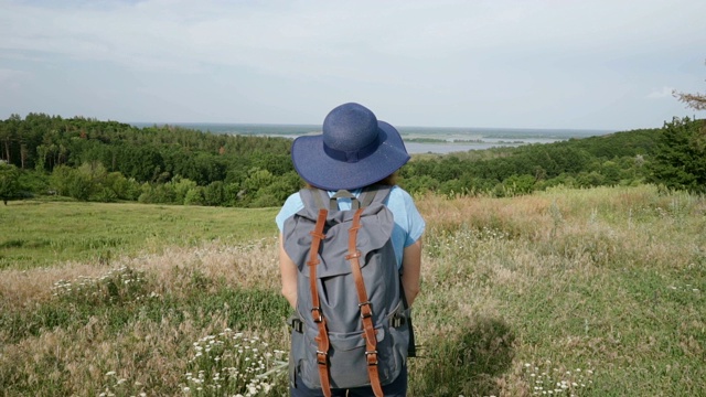 女性徒步旅行者在夏季徒步旅行。慢动作帧拍摄。视频素材