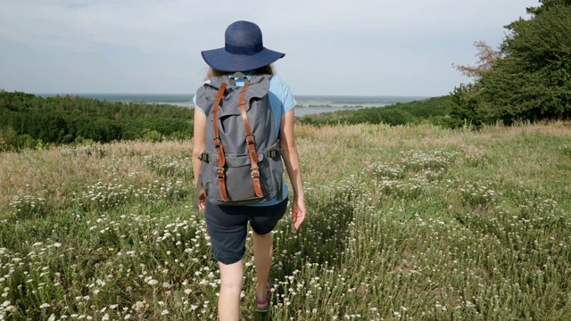 女性徒步旅行者在夏季徒步旅行。慢动作帧拍摄。视频素材