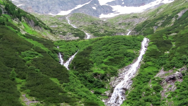 冰川和瀑布在施勒盖斯山谷在奥地利泰洛。视频素材