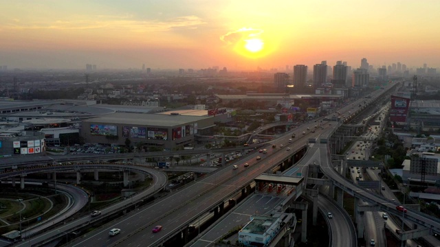 鸟瞰图曼谷高速公路在日落的城市景观视频素材