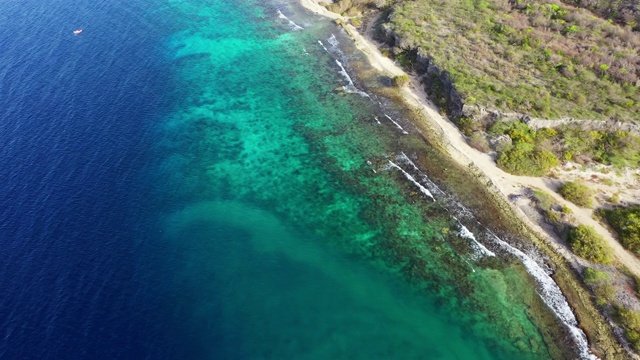 Sta区域的鸟瞰图。拥有海岸线和绿松石海水的玛莎湾- Curaçao/加勒比海/荷属安的列斯群岛视频素材