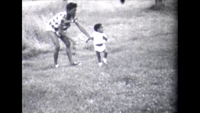 1955年草地上快乐的孩子视频素材