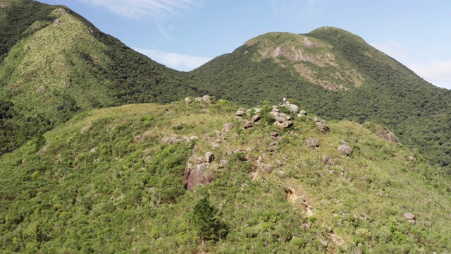 巴西亚马逊热带雨林山顶上的徒步旅行者视频素材