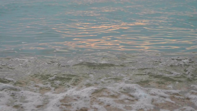 金色田园诗般的芭堤雅落日，夕阳落进温柔的海浪中。视频素材