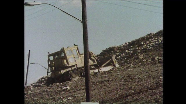 推土机在填埋场搬运垃圾的顺序;纽约,1975年视频素材