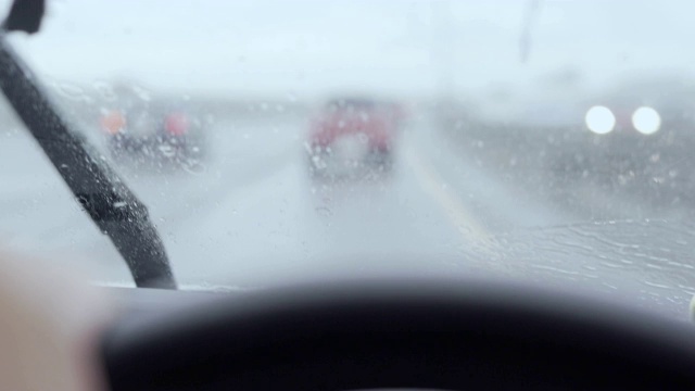 在雨中摇晃的汽车驾驶视频下载