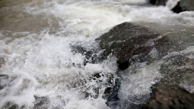 河流溅在岩石上，在山谷中奔流视频素材