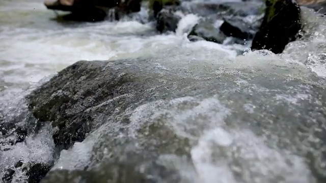 河流溅在岩石上，在山谷中奔流视频素材