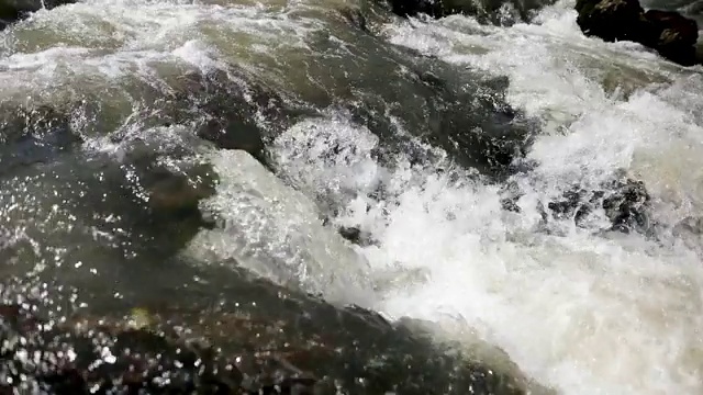 河流溅在岩石上，在山谷中奔流视频素材