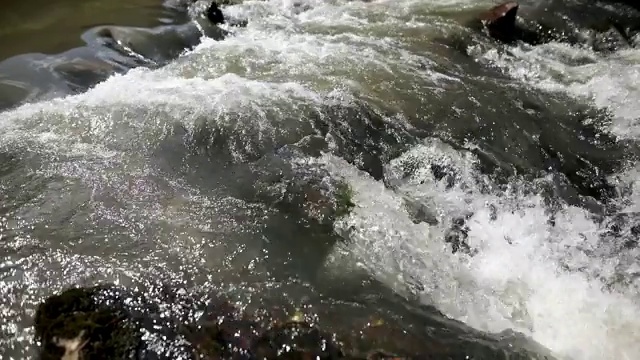 河流溅在岩石上，在山谷中奔流视频素材