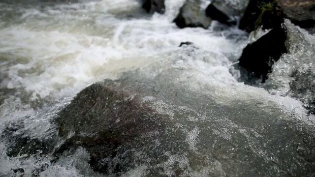 河流溅在岩石上，在山谷中奔流视频素材