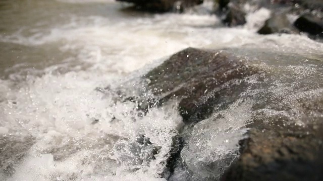 河流溅在岩石上，在山谷中奔流视频素材