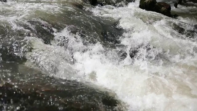 河流溅在岩石上，在山谷中奔流视频素材