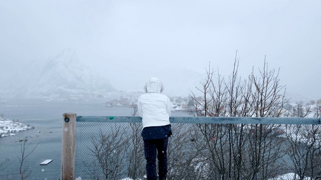 一名男子在罗浮敦的勒内村观光暴风雪视频素材