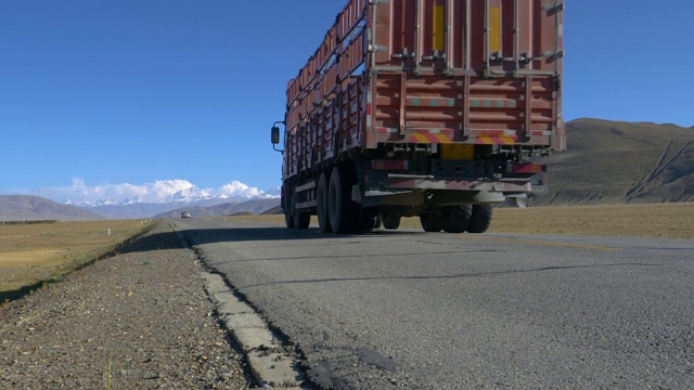 低角度:一辆旧卡车在通往珠穆朗玛峰的空旷道路上行驶。视频素材