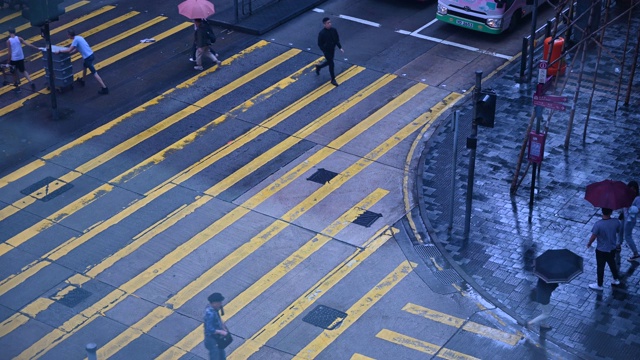 香港繁忙的行人及车辆过街-时间流逝视频素材