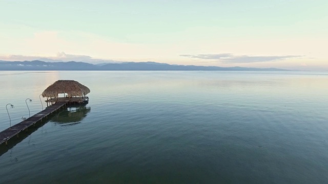 卡利亚科湾的木制码头和小屋视频素材