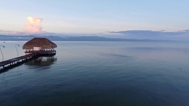 卡利亚科湾的木制码头和小屋视频素材