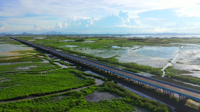 4k无人机电影飞过泰国八达隆横跨自然湖的公路桥视频素材