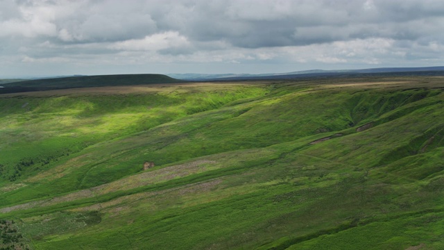 山坡和沼地在山顶地区，英格兰-无人机拍摄视频素材