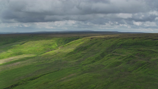 在山顶地区的阳光山坡，英格兰-无人机拍摄视频素材