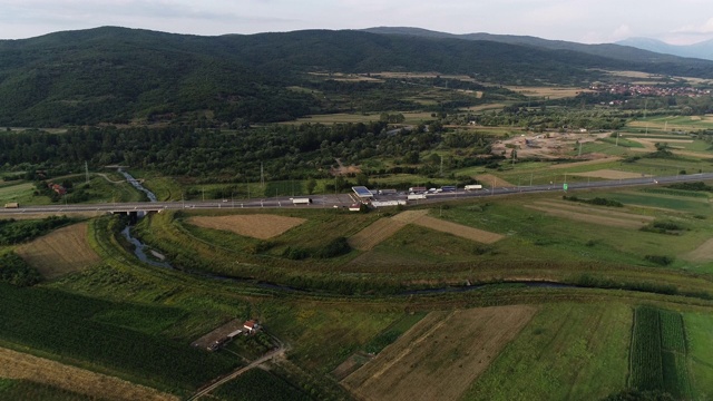 公路和农田的鸟瞰图视频素材