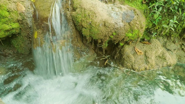 溪水从岩石旁流过视频素材