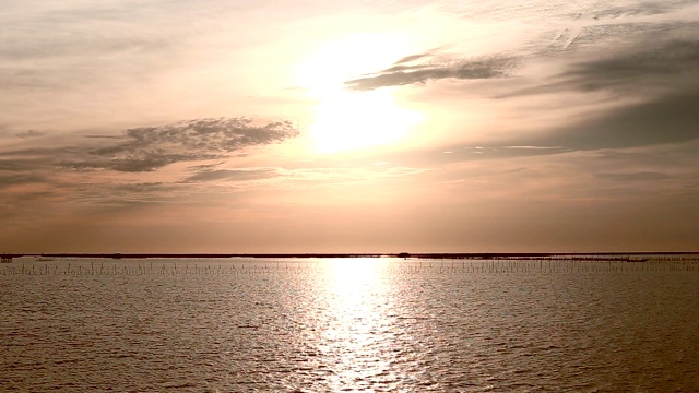 美丽的海景与日落和天空与云在傍晚。视频素材