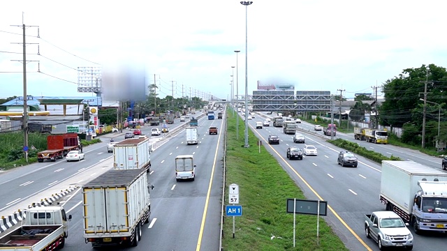 帕拉那空西大城府旺诺区帕荷拉约辛路的交通情况。从曼谷到泰国东北部的路线。视频素材