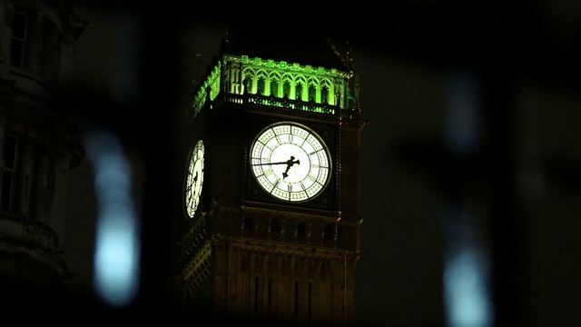 英国伦敦，透过栏杆看到的大本钟夜景视频素材