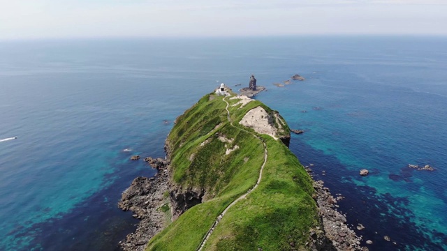 鸟瞰图的海角神尾在北海道无人机-美丽的Saitan蓝色的海和新鲜的绿色，从天空通过悬崖-视频下载