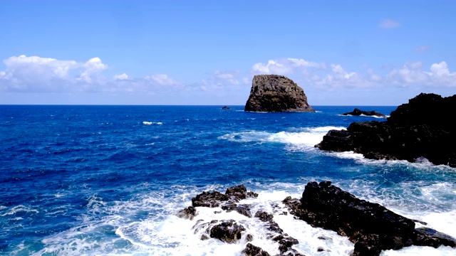 海浪袭击了大西洋中部马德拉岛的北部海岸。视频素材