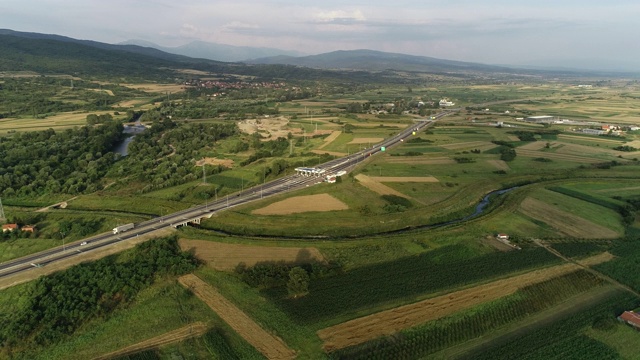 带公路的农用地视频素材