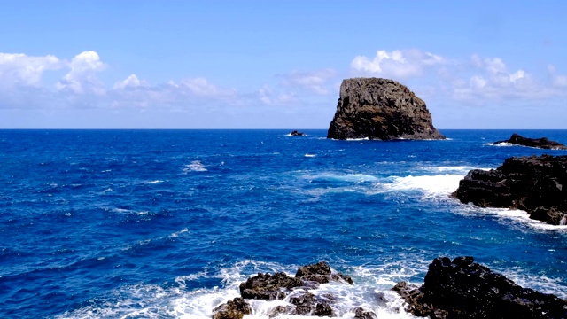 海浪袭击了大西洋中部马德拉岛的北部海岸。视频素材