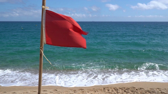 海滩上的红旗警告有危险。不准在海里游泳，海里不准有救生员。视频素材